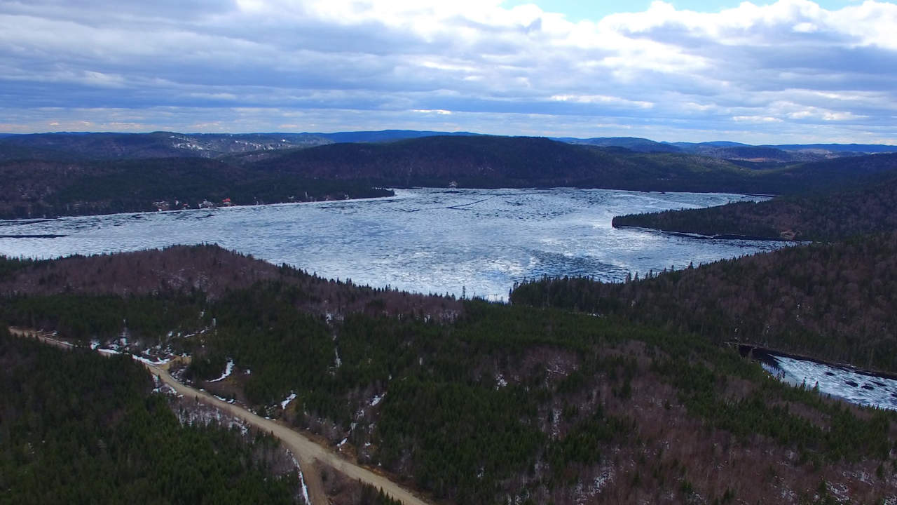 vue aérienne d'un lac entouré d'une forêt en hiver dans la ZEC Batiscan-Neilson